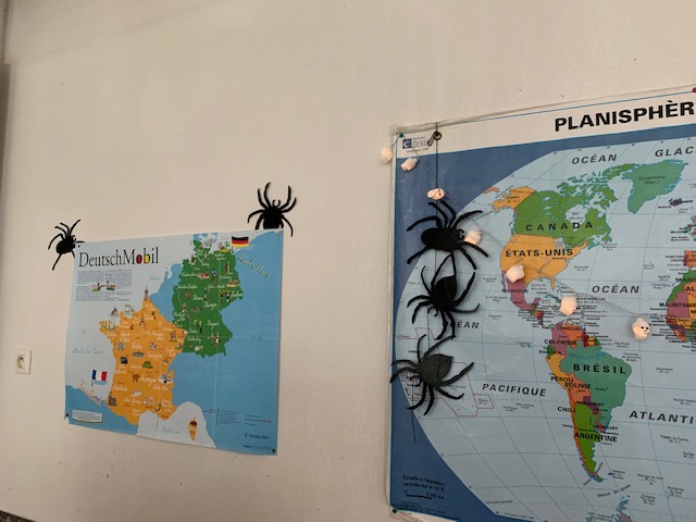 Les élèves de la classe bilangue anglais-allemand ont décoré leur salle de classe le 2.10 à la veille des vacances de la Toussaint. 👻